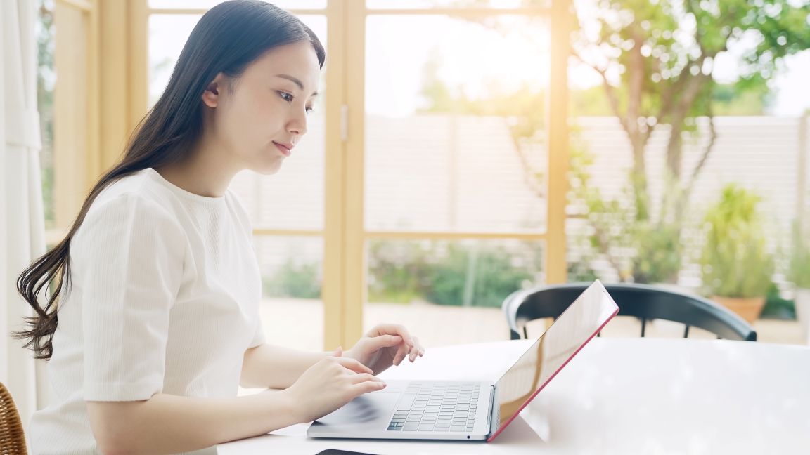 業務委託と雇用の時間外作業の違いを示すイメージ