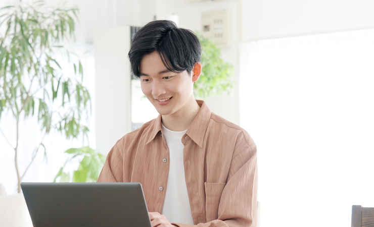 フリーランスと正社員の副業、働き方の違いを示すイメージ